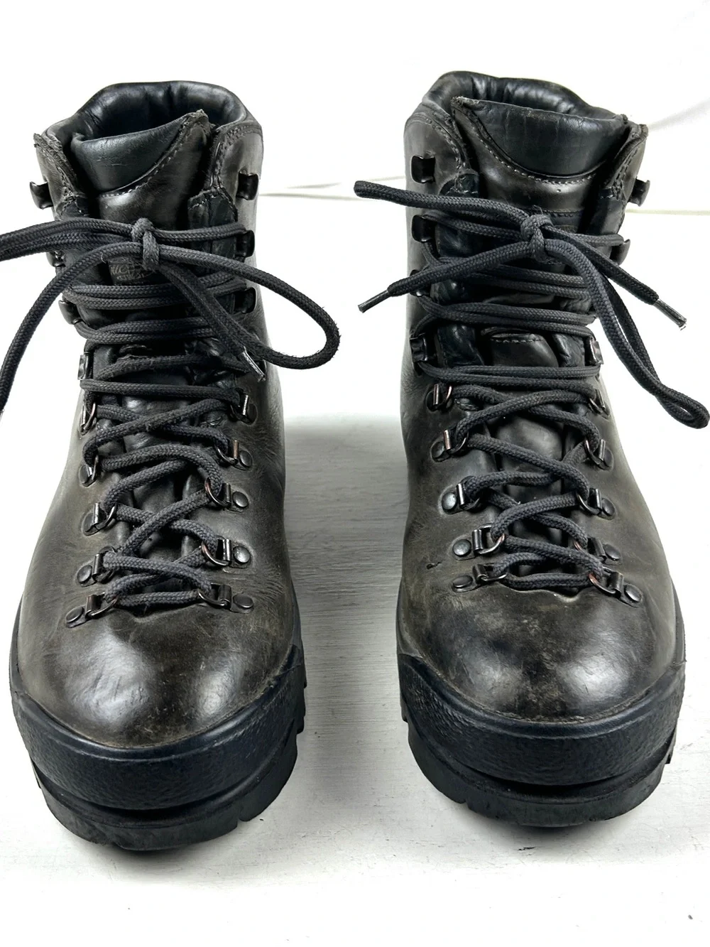 Vasque Hiking Mountaineering Boots Men’s 8 Gray Leather Vibram Sole Made Italy